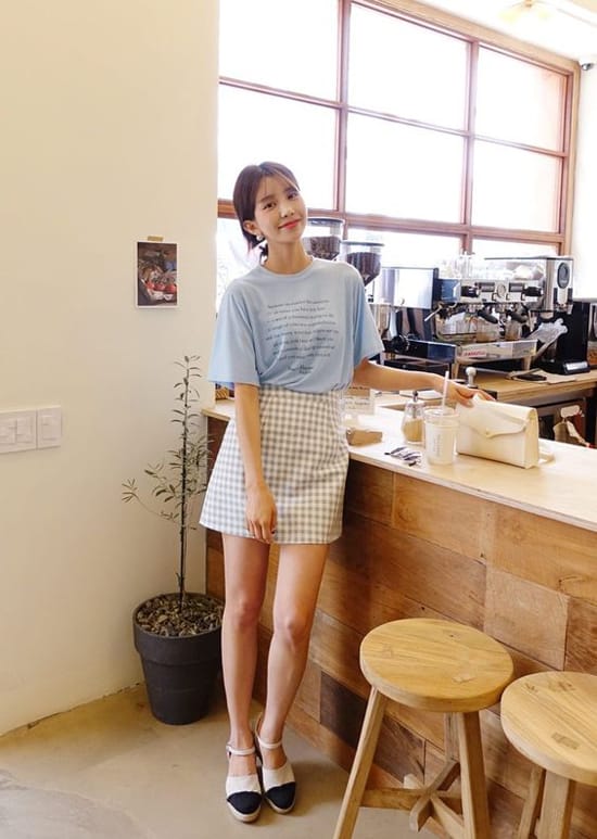 Khi không có quá nhiều thời gian để lựa chọn và mix-match trang phục đi làm, áo thun - váy ngắn là giải pháp hiệu quả.