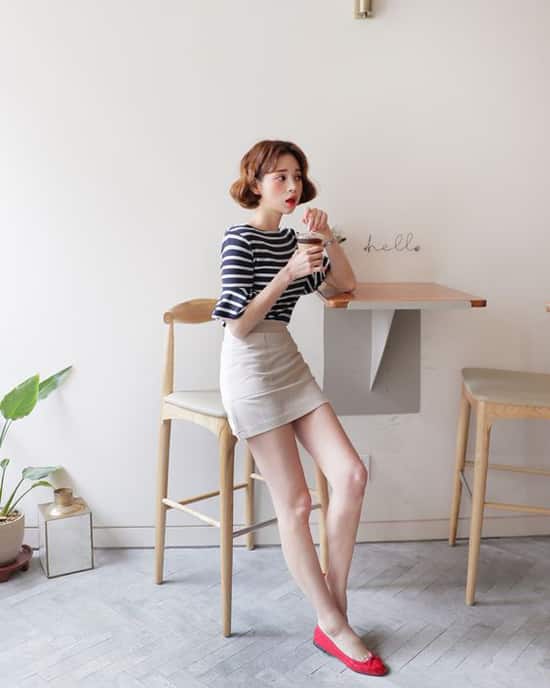 Áo thun kẻ sọc, chân váy cà phê sữa và giầy búp bê là set đồ vừa tiện lợi khi đi làm lại dễ sử dụng khi đi chơi.