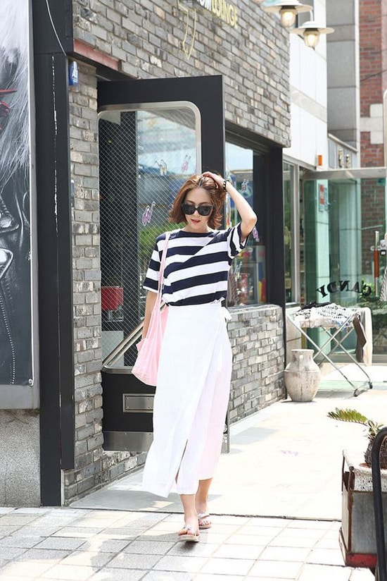 Chân váy là trang phục thông dụng và không quá khó để kết hợp với các kiểu áo sơ mi, blouse, hai dây và crop top.