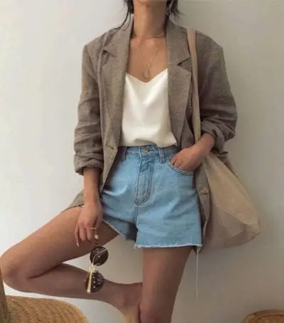 Bên cạnh việc diện quần jeans cùng các mẫu áo hai dây, áo ống, áo sát nách tôn nét sexy, short jeans còn được mix cùng blazer để tăng sự cá tính.