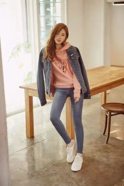 Phong cách năng động và cá tính với áo thun nỉ cùng áo quần jeans