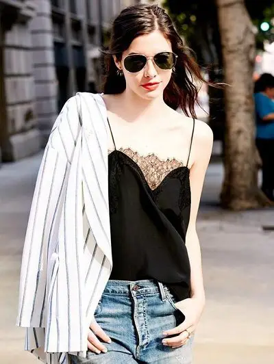 Phối áo sơ mi oversize với áo hai dây Camisole