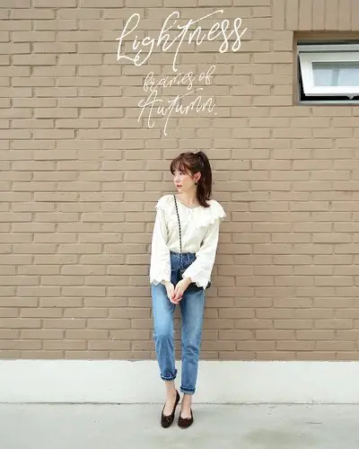 Công thức: Áo điệu + Quần jeans + Giày búp bê