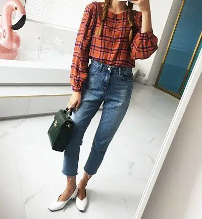 Công thức: Blouse kẻ tay bồng + Quần jeans + Giày búp bê