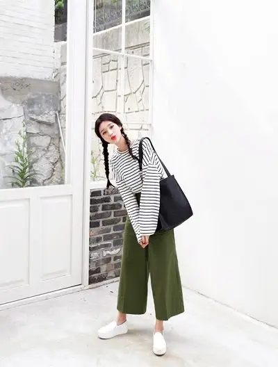 Công thức: Áo kẻ ngang + Quần culottes + Giày slip-on