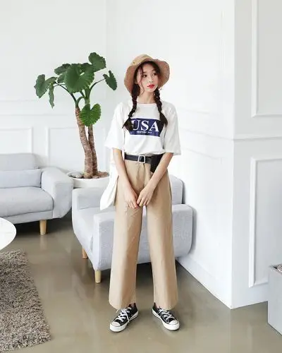 Công thức: Áo phông họa tiết + Quần khaki + Mũ cói