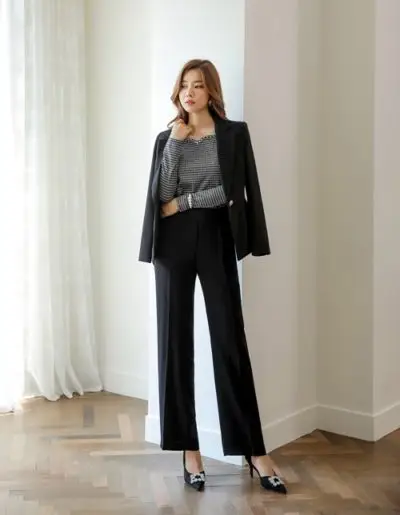 Suit tối màu và áo thun - Ảnh 1