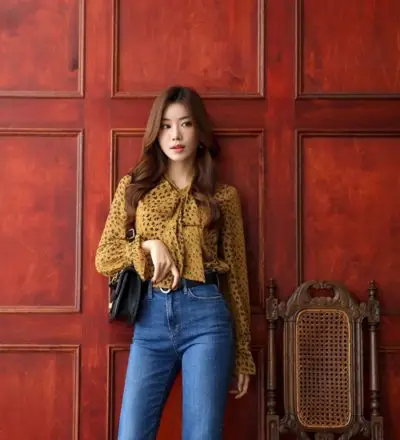 Quần jeans và sơ mi kín cổng cao tường - Ảnh 1