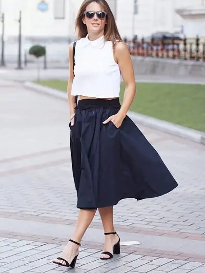 Váy midi mặc cùng áo croptop cũng khá thú vị