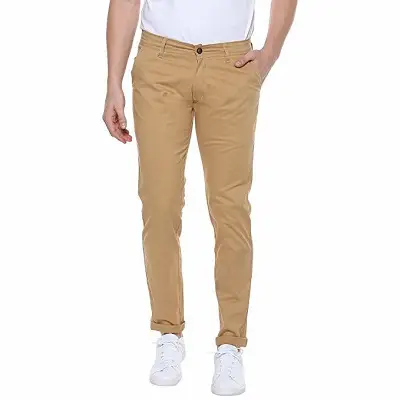 Quần chinos kết hợp cùng giày sneakers