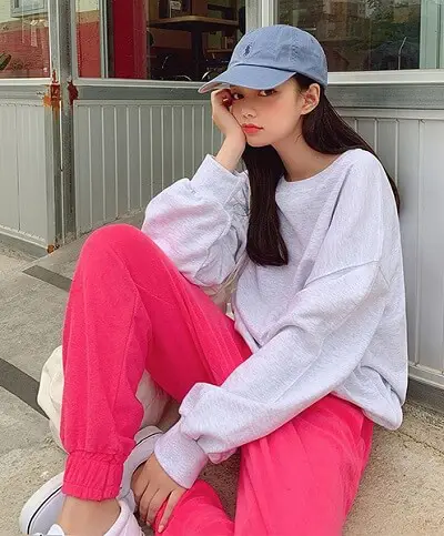 Hoodie màu trắng luôn là tâm điểm của nàng teen lại là item mà chàng thích ngắm