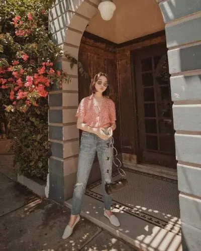 Quần jeans Ulzzang mặc cùng áo sơ mi ngắn tay