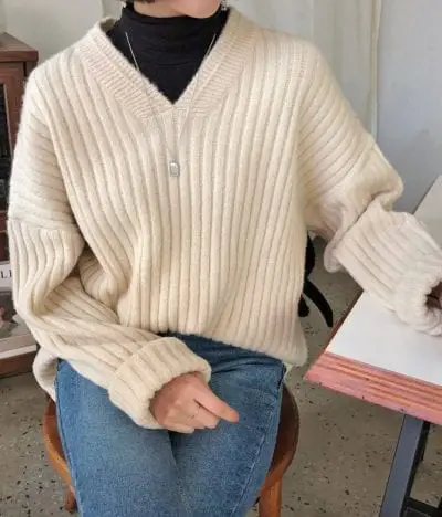 Cách phối áo len cổ lọ cùng với áo sweater - Ảnh 2