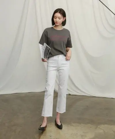 Quần jeans ống loe sơ vin cùng áo thun.