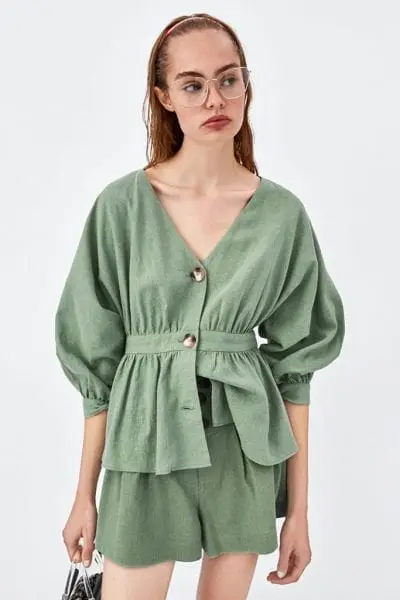 Dáng áo blouse cổ chữ V nhấn eo