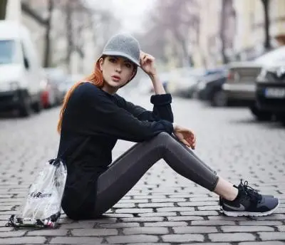 Mix quần Legging với giày thể thao