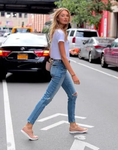 Chiếc quần jean skinny huyền thoại kết hợp cùng giày thể thao nữ chắc chắn sẽ là combo đem lại sự cá tính và năng động.