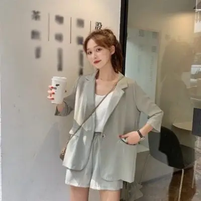 Để phá cách và mới mẻ, các nàng hãy tự tin diện áo blazer cùng quần short.