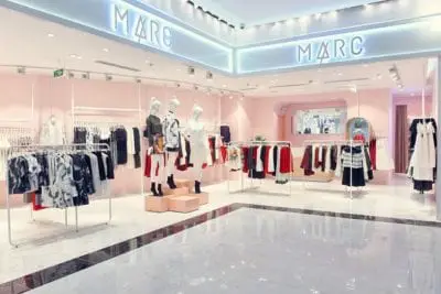 Marc Fashion là thương hiệu thời trang nổi tiếng với các dòng sản phẩm áo sơ mi, đầm, váy, áo thun, quần, chân váy…